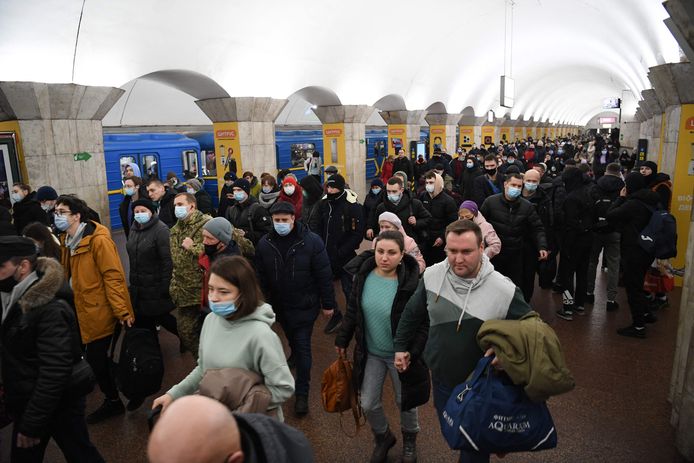 Ook op metrostations in Kiev is het donderdagochtend druk met mensen die proberen de stad te verlaten.