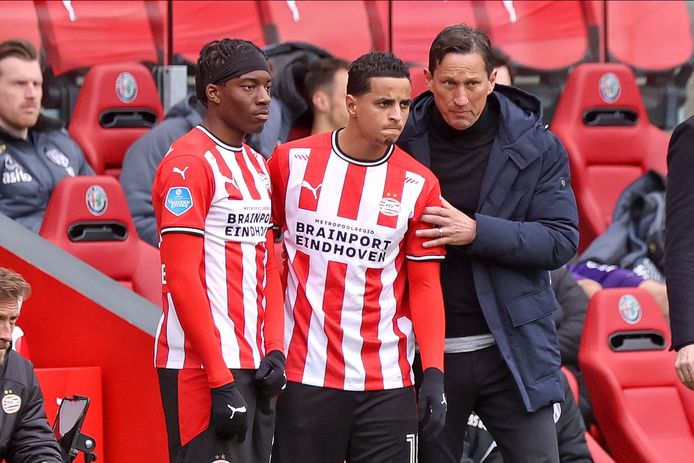 Mohamed Ihattaren en Noni Madueke, samen met trainer Roger Schmidt in april vorig jaar.