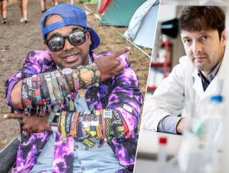 Godfrey Koppen (43) verzamelde al 500 festivalbandjes: hoe hygiënisch is het om ze lang aan te houden? 