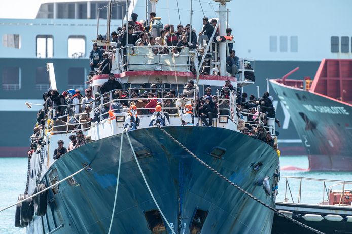 Een schip met daarop honderden op zee geredde migranten komt aan in de haven van Catanië, eerder deze maand. Foto van 12 april 2023.