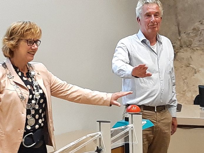 Met een druk op de knop door burgemeester Anneke Raven en HKHN-voorzitter Eddy Muis was de overdracht van het Hellendoornse foto-archief een feit.