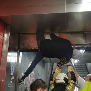 Man overleden nadat hij gekneld zat in rolluik Brussels metrostation: vierde incident in korte tijd