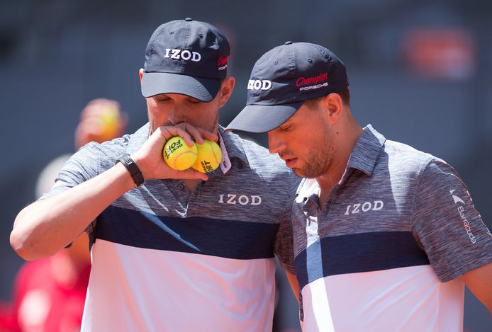 Mike Bryan (r) moest het in Parijs zonder zijn tweelingbroer Bob doen.