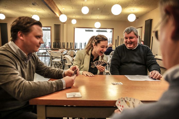 Het gaat er gezellig aan toe tijdens de kaarting. Terwijl onze reporter en de Deerlijkse kaarterskampioen Luc Hallewaert (rechts) in lachen uitbarsten, houdt gelegenheidskaarter en schepen Louis Vanderbeken (links) het eventjes ernstig.