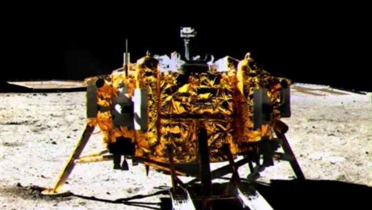 De Chinese ruimtesonde Chang'e 3 na de landing op de maan. Beeld AFP