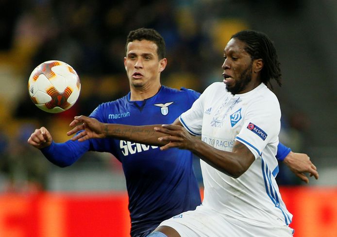 Mbokani in het shirt van Dinamo Kiev tegen Lazio.