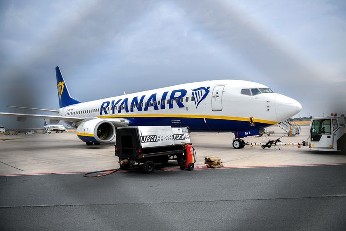 Een vliegtuig van Ryanair op vliegveld Weeze.