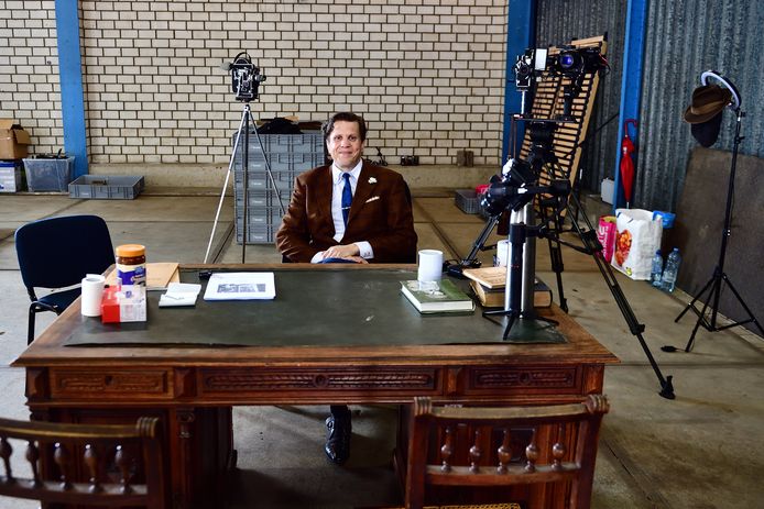 Michel de Brouwer achter zijn bureau in een loods bij het NS-station.