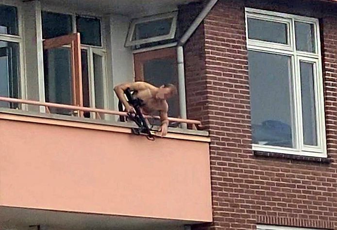 Kenzo K. met kruisboog op het balkon, nadat hij zijn onderbuurvrouw en haar nicht heeft doodgestoken