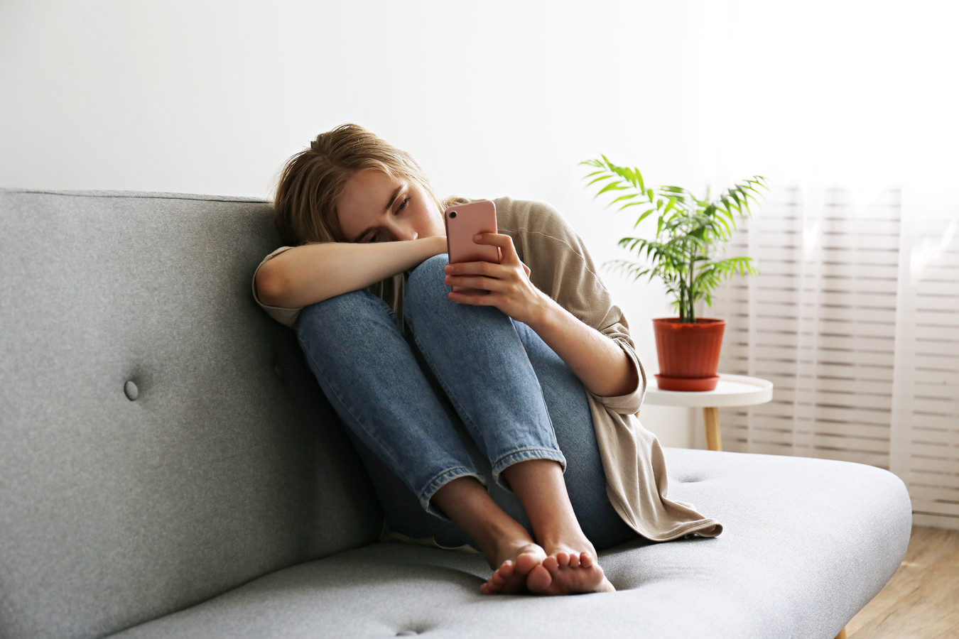 Ter illustratie. Online behandeling bij depressie of angsten kan overal via je telefoon, waar je ook bent door te beeldbellen of chatten met de psycholoog.