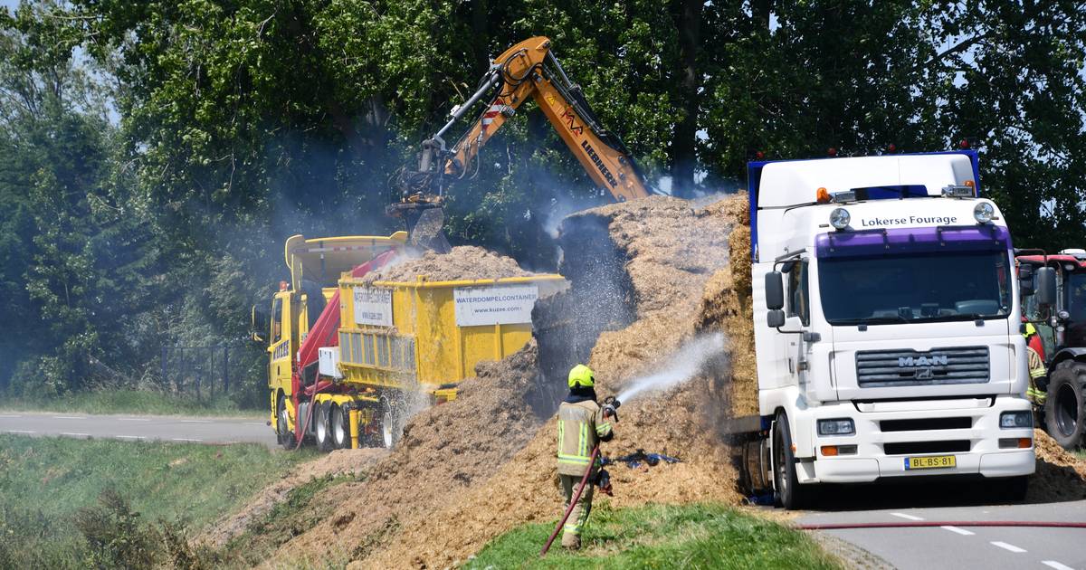 Vrachtwagen met stro in brand bij Waterlandkerkje, blussen duurde uren