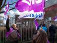 Stakende werknemers van textielverwerkingsbedrijf Lantor, vorige week maandag. De staking had het gewenste resultaat: na een verbeterd voorstel van hun werkgever is het personeel akkoord over een nieuw cao.