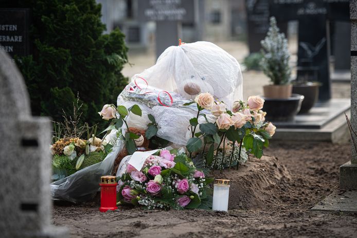 Baby Amy die in mei dood werd gevonden in Wernhout is afgelopen dinsdag begraven.