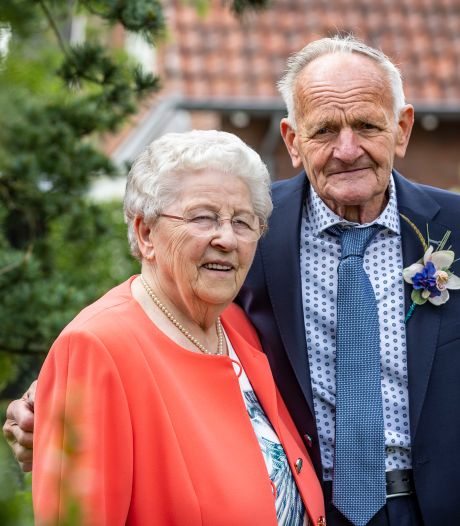 Eerste liefde was gelijk ware liefde voor Hainz en Minie Wentrup uit Tubbergen, en nu zijn ze 60 jaar getrouwd