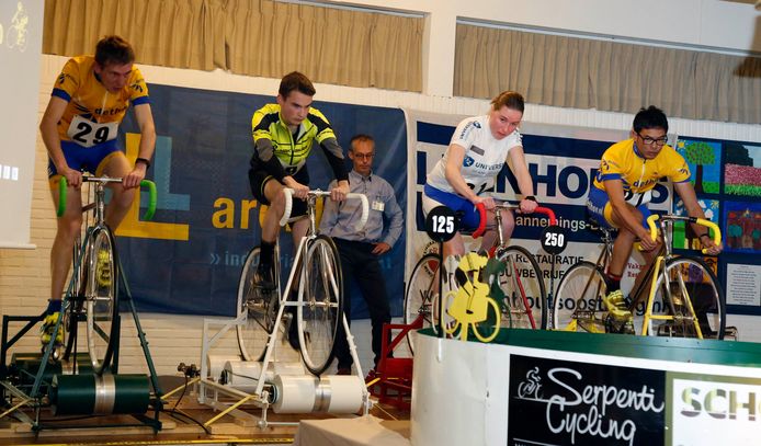 Fietsen op rollen in De Vlaschaard. Richard Tacken, Peter de Ruiter, Iris Koster en Walter Pollet (vlnr) strijden om de eer