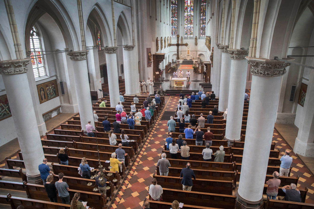 De Sint-Catharinakathedraal tijdens een zondagse viering in juni van het vorig jaar.  Beeld Werry Crone