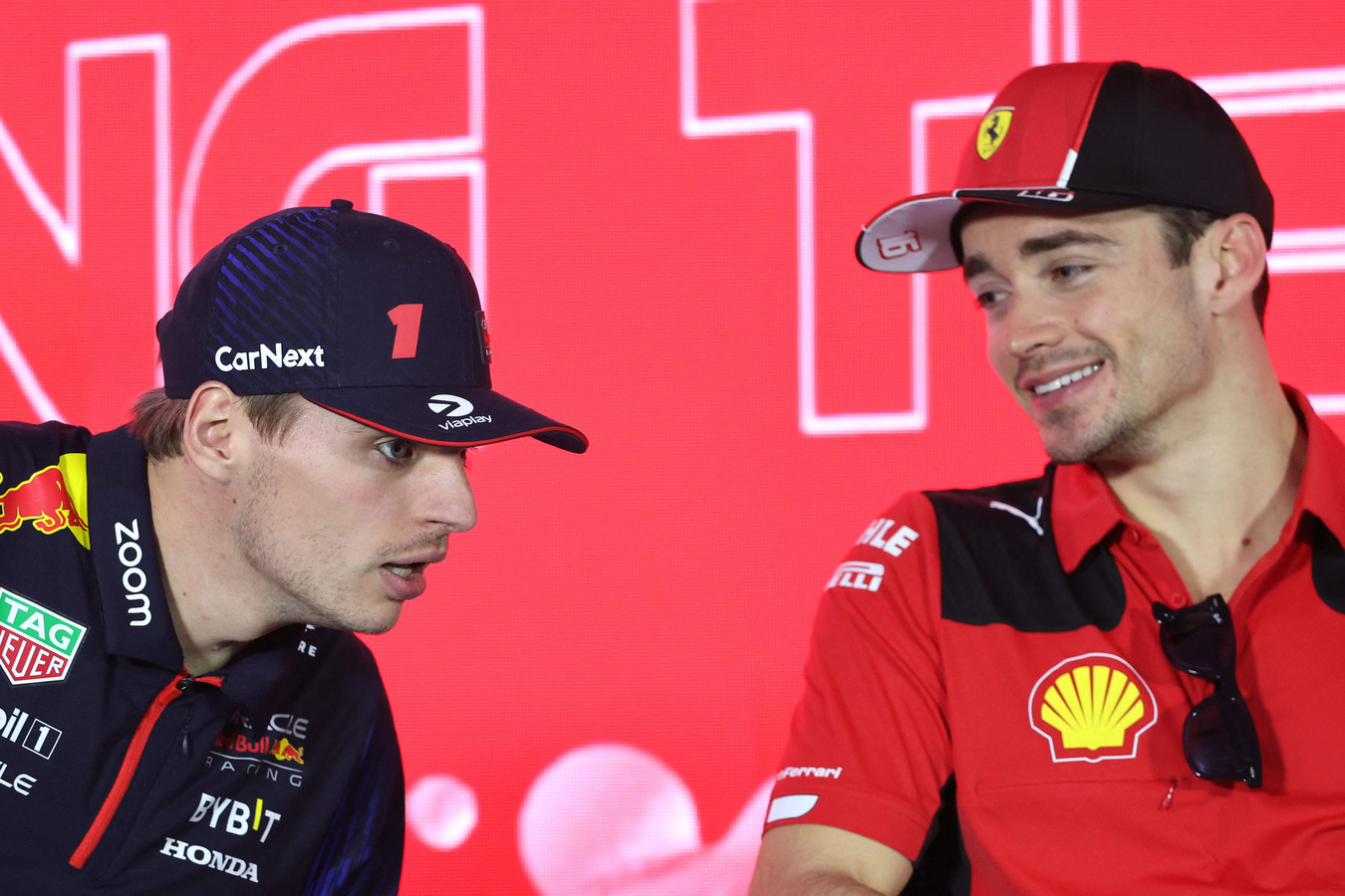 Terwijl Charles Leclerc een diepe zucht slaakt, oogt Max Verstappen