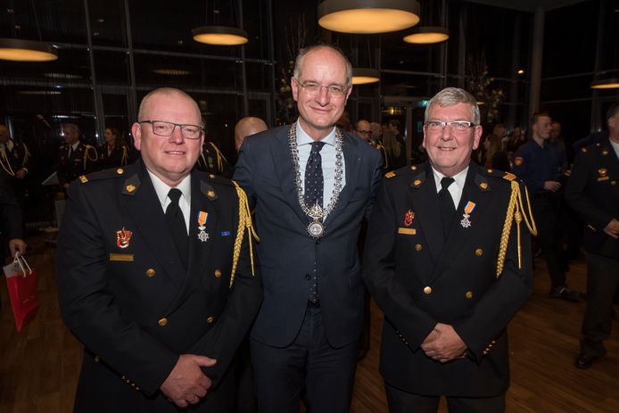Een koninklijke onderscheiding voor brandweermannen Gerard Nijhuis (rechts) en  Marcel Hoffmann.