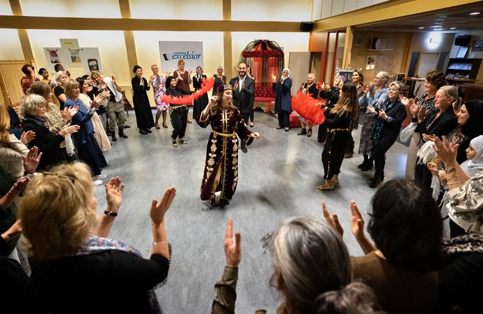Dames van Sistermood houden een Tukse henna-avond met dans, muziek en thee en zo’n 50 bezoekers