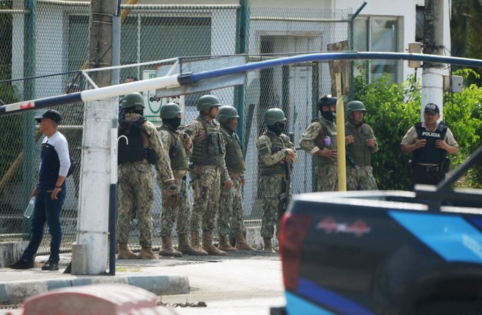 Soldaten bewaken de toegangen tot het Naval Hospital, waar oud-vicepresident Jorge Glas is opgenomen.
