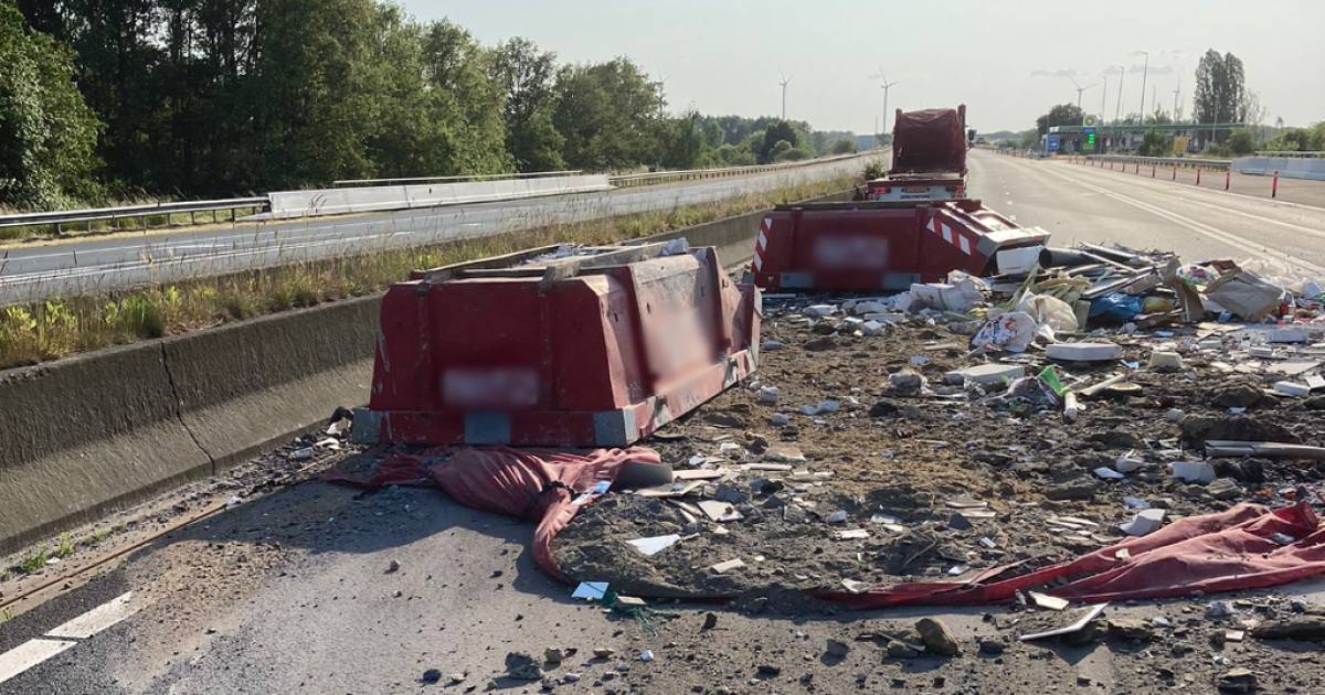 Snelweg naar Eindhoven avond lang geblokkeerd door containers: A67 vol puin na vrachtwagenongeluk.