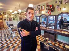 Udense barbier knipt in café Zeeland, als protest tegen de coronaregels