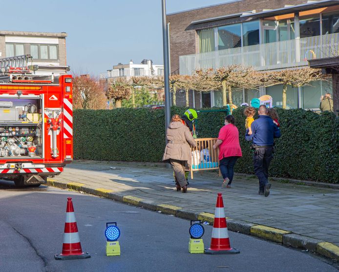 De hulpdiensten staken een handje toe bij het terugbrengen van de kindjes.