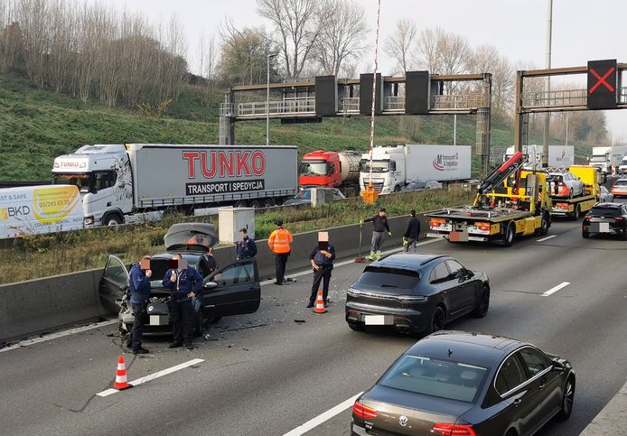 De politie reed dinsdagmiddag een wagen klem op de E17 richting Gent net na de Kennedytunnel.