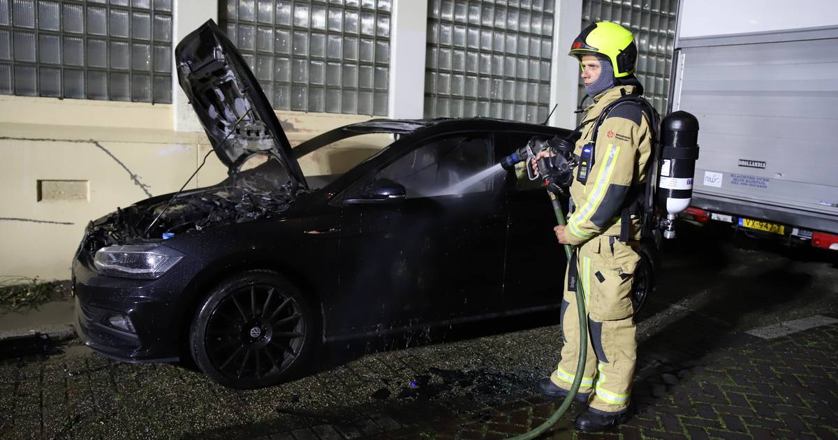 Geparkeerde auto brandt uit op Fruitweg Den Haag AD.nl