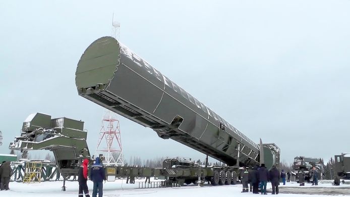 Videobeeld (archief) van de presentatie van de intercontinentale Sarmat-raket op de Russische zender RU-RTR  op een onbekende locatie in Rusland, vlak nadat Poetin in maart vorig jaar beweerde dat hij een nieuw arsenaal kernwapens had ontwikkeld