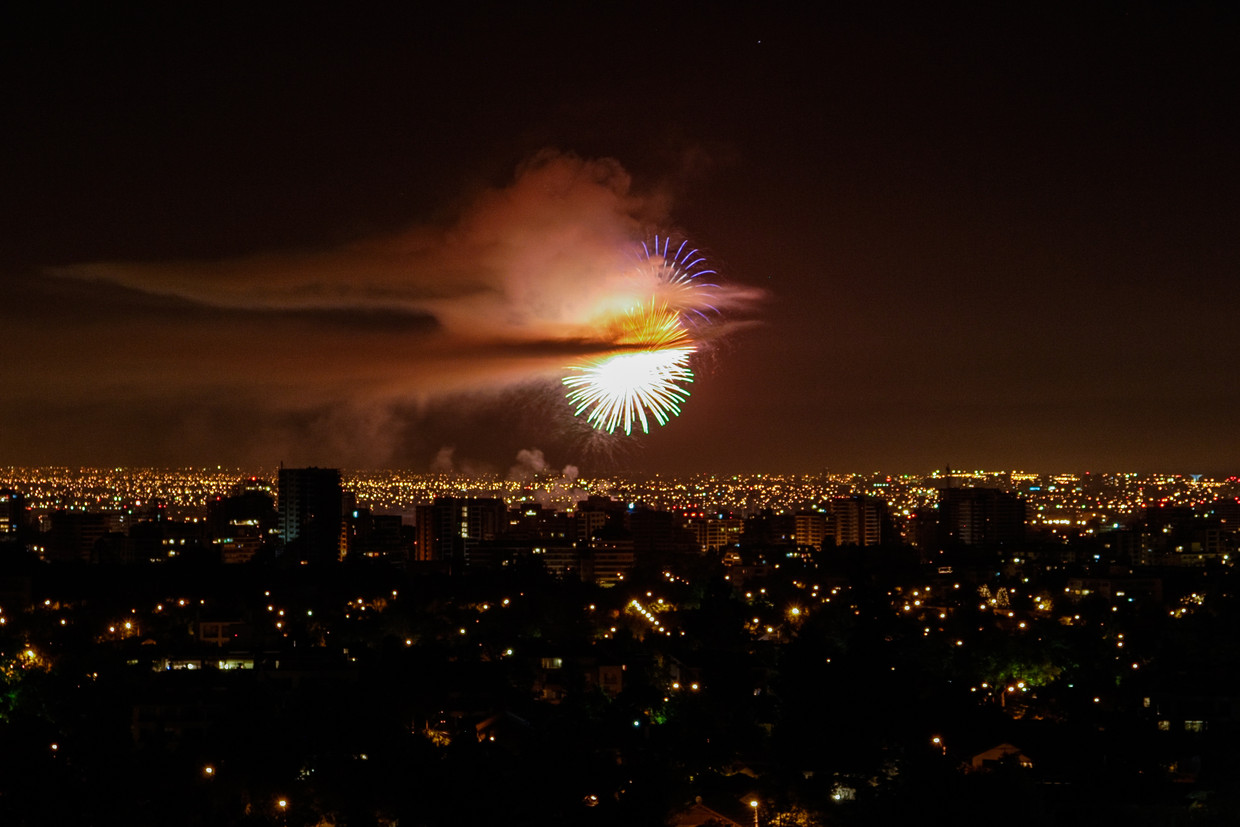 Vuurwerk met oud en nieuw boven de skyline van Santiago de Chile.