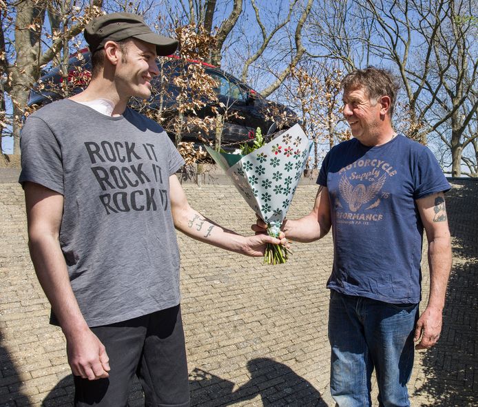 Pascal Boer (37) bedankt Ton de Geus (56), degene die Pascal op de Schuringsedijk vond, met een bloemetje.  ,,Ik weet niet hoe ik het zonder hem had overleefd, echt niet.”