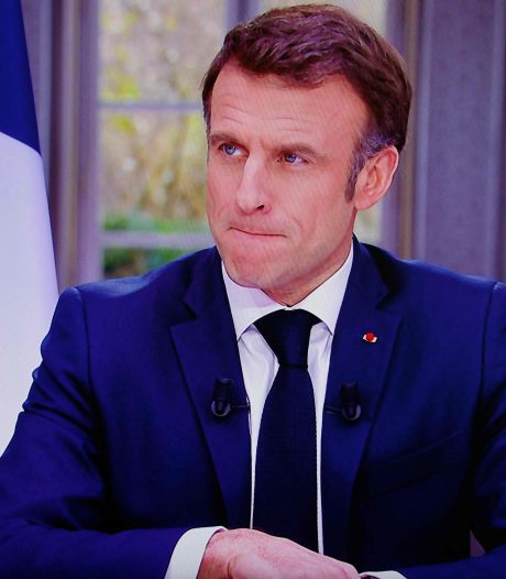 Emmanuel Macron enlève sa montre “à 80.000 euros” en pleine interview, Twitter s’emballe
