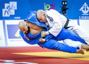 Roy Meyer (blauw) en Henk Grol (wit) op de mat bij het EK judo in Portugal. Het was het laatste meetmoment voor de Olympische Spelen.