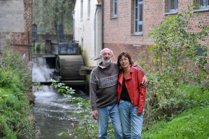 Archiefbeeld: Molenaars Roel en Agnes aan de molen in Massemen.