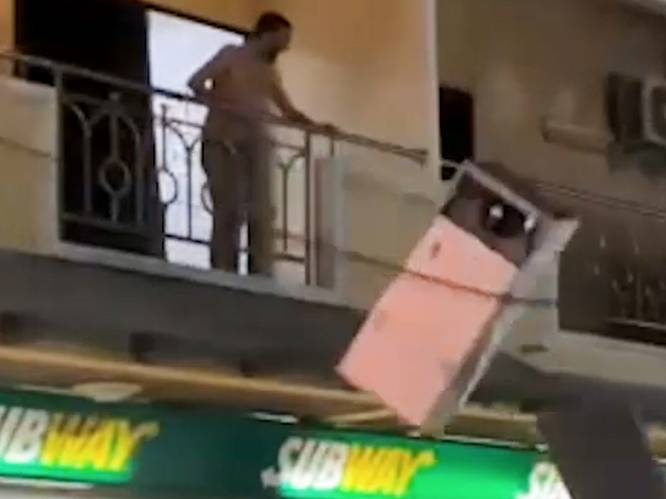 Italiaanse sekstoerist gooit ijskast van balkon (en dat lokt heel wat kijklustigen)