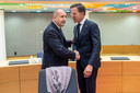 President van de Republiek Bulgarije Rumen Radev en Minister-president van Nederland Mark Rutte spreken voor aanvang van de rondetafel vergadering op de Europese top.