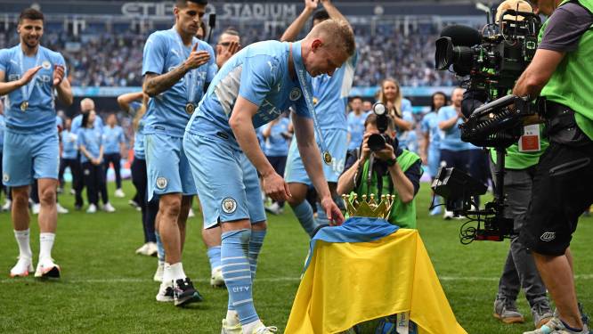 Emotionele Zinchenko tooit Premier Leaguetrofee in Oekraïense kleuren: “Zou deze titel graag op een dag naar huis brengen”