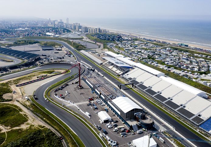 Een dronefoto van Circuit Zandvoort.