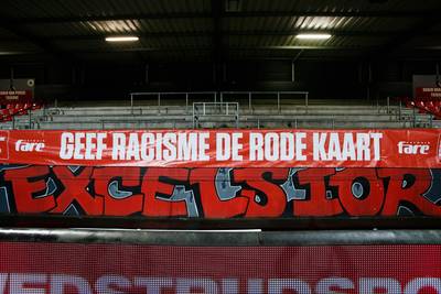 Twintig clubs in eerste divisie staan na aftrap minuut stil tegen racisme