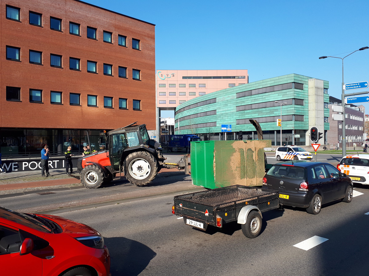 Ongeluk met trekker met aanhangwagen kruising Deventer Mr. H. F. de Boerlaan