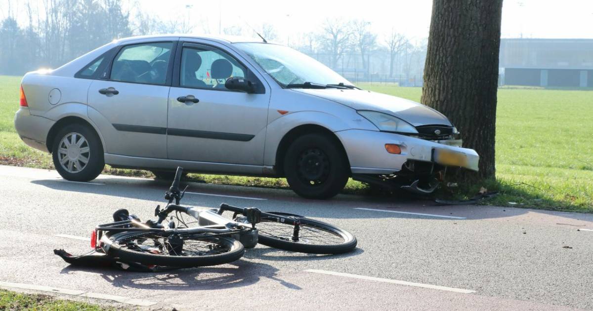 Fietser gewond na ernstige aanrijding in Usselo, Boekelosestraat nog uren dicht.
