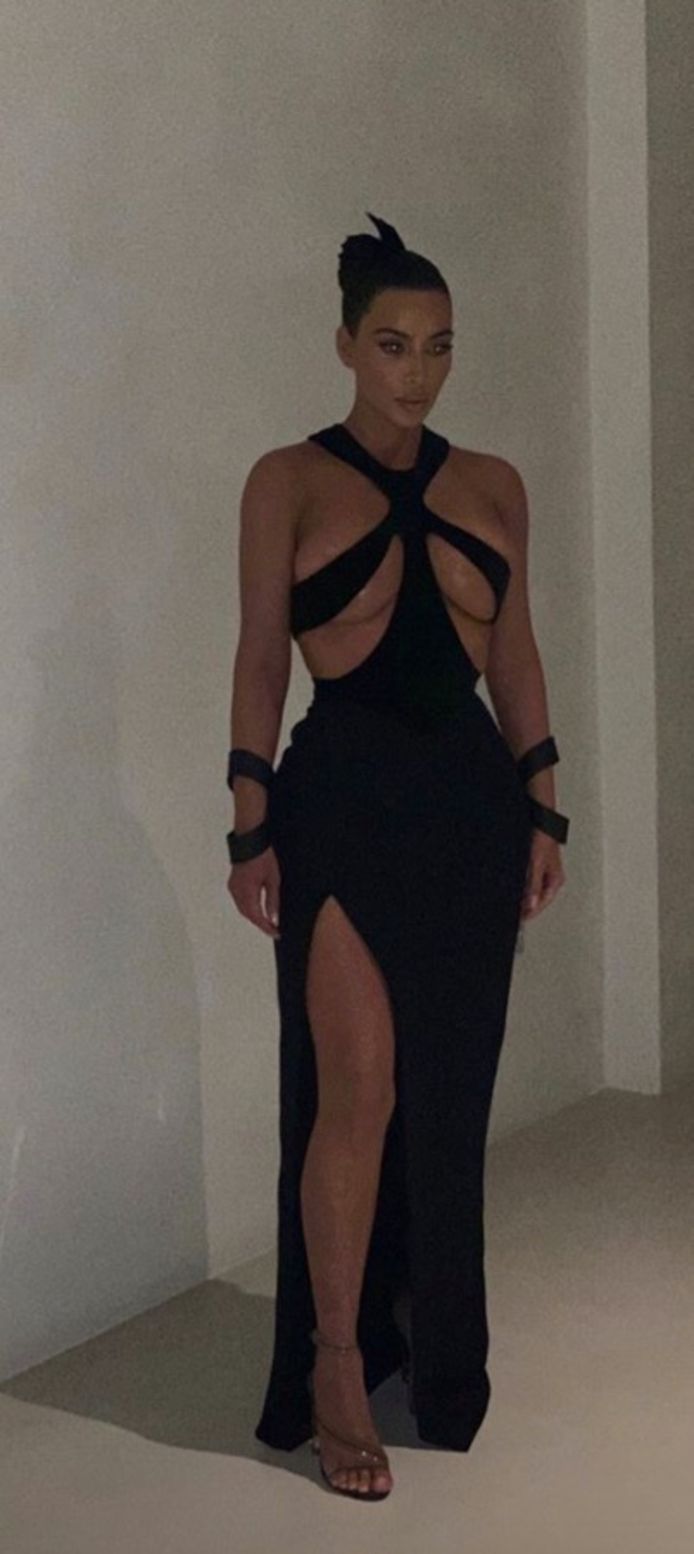 Kim Kardashian in haar Mugler-jurk.