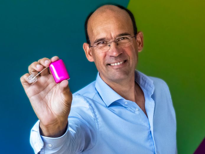 Frans Cromme, ceo van ViCentra, demonstreert de Kaleido insulinepomp.
