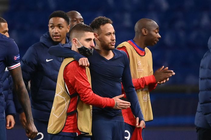 Neymar viert met Marco Verratti het bereiken van de halve finale.
