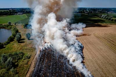 Akker gaat in rook op door grote brand in Den Hout, oorzaak mogelijk op afstand bestuurbaar vliegtui