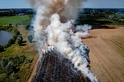 Akker gaat in rook op door grote brand in Den Hout, oorzaak mogelijk op afstand bestuurbaar vliegtuigje