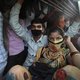 Bij het ziekenhuis in New Delhi slapen gestrande patiënten noodgedwongen in tenten