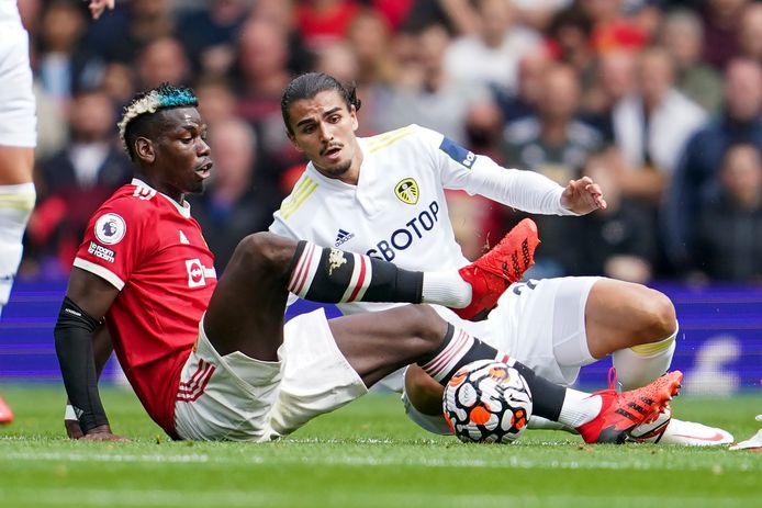 Pascal Struijk (r), hier in duel met Paul Pogba, speelde de hele wedstrijd bij Leeds United.