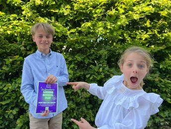 “Eerst nog enkele weken proefjes en daarna feest”: Leon (11) en Marie-Leonie (8) organiseren Roeselaarse Lagere School Fuif als aftrap zomervakantie